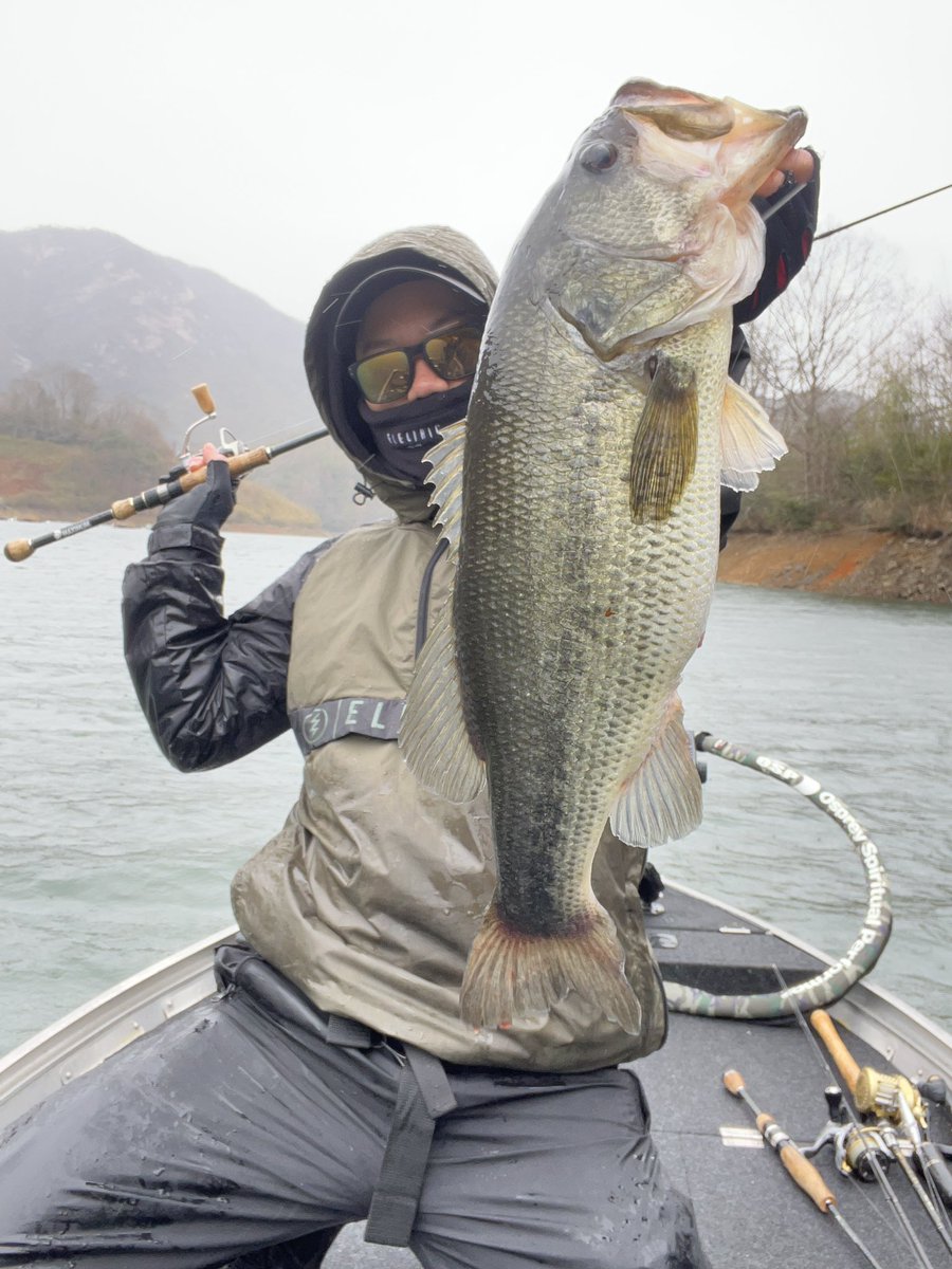 弥栄ボート解禁🎣
小瀬筋だけの狙いだったのに爆風すぎて諦め。
船出したけど爆風と雨ですぐ帰った人も💦
1本は絶対釣れると信じて寒さに耐えながら🥶
54cm 2200g