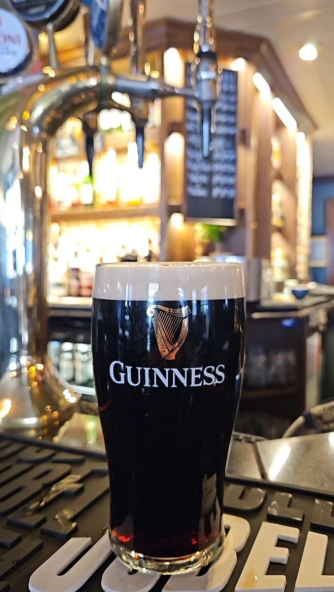 Shake your ☘️ it's St. Patrick's weekend! 🍻

#guinness #fullers #stout #StPatricksDay2025