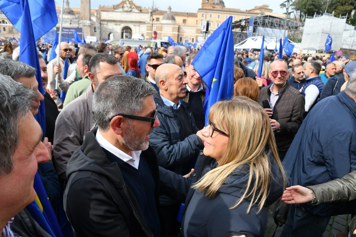 fai_cisl's tweet photo. 🗓 #15marzo #LEuropaSiamoNoi 
📢 #FaiCisl in piazza del Popolo a #Roma alla manifestazione "Una piazza per l'Europa", @OnofrioRota: "In piazza al fianco della #Cisl per un’Europa popolare e non populista, per una Unione sociale, sicura e solidale". 
#europa #unapiazzaperleuropa #micheleserra #serra #pace #lavoro #Ucraina #peace #partecipazione