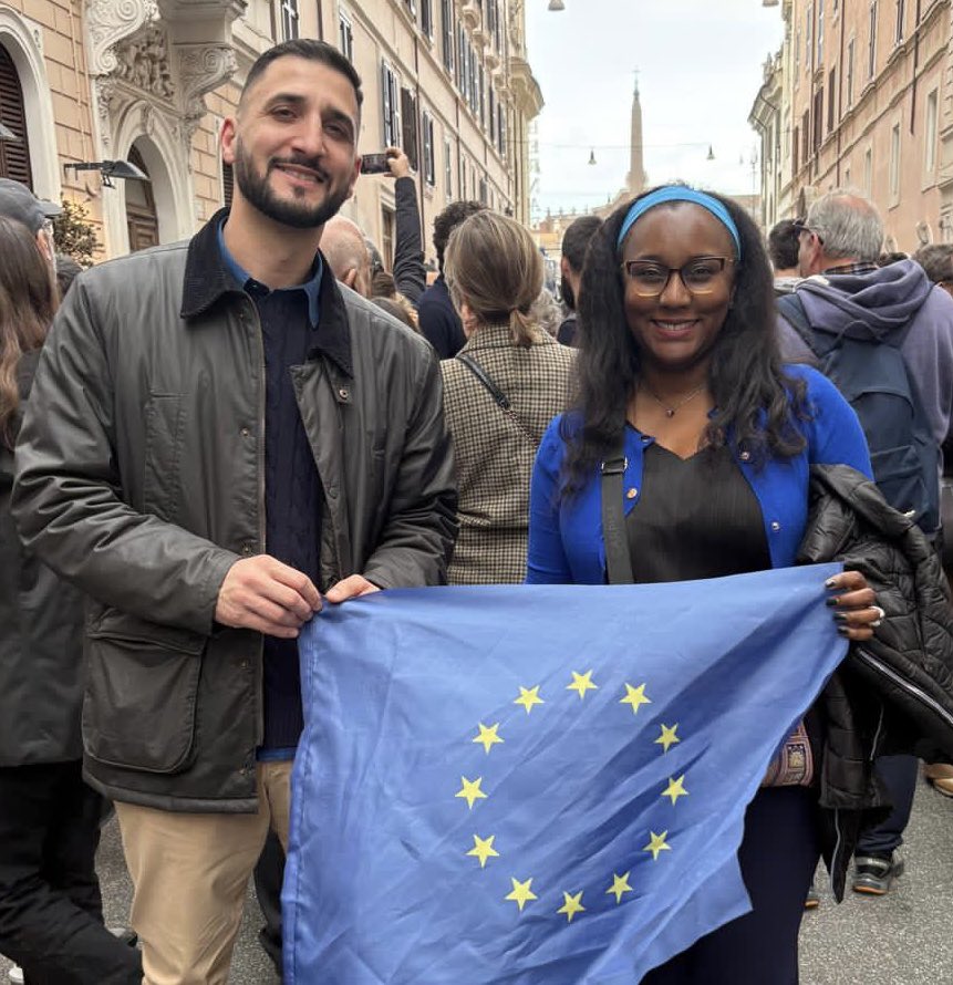 AnolfNazionale's tweet photo. 🇪🇺#ANOLF Roma #CISL alla Manifestazione “UNA PIAZZA PER L’EUROPA” #OltreLeFrontiere https://t.co/1TAVbvUtmE