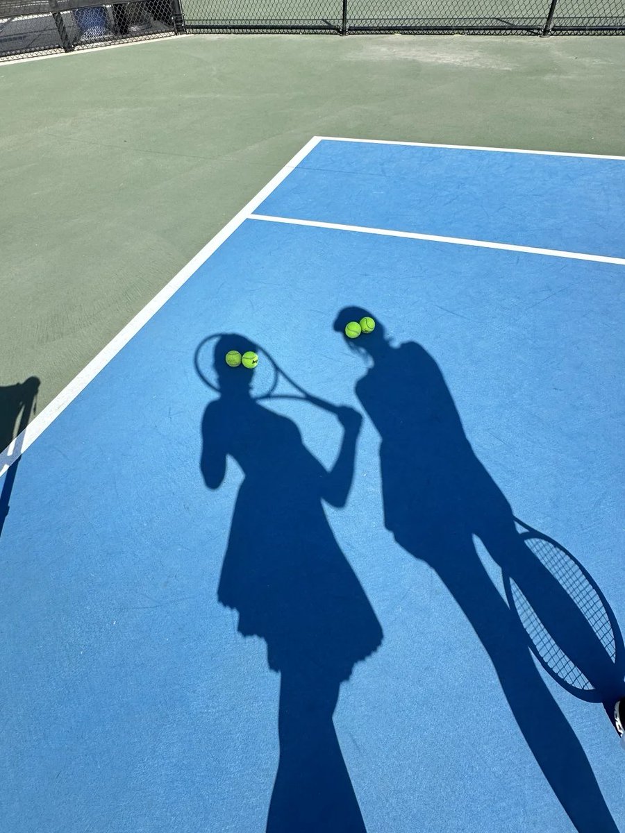 I played tennis with my friends this afternoon. Unfortunately, I lost the game