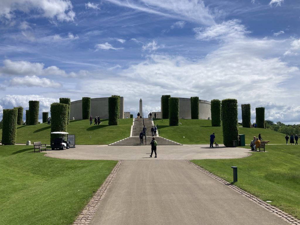 Au National Memorial Arboretum, chaque arbre, plaque, et monument dévoile une histoire unique. Une visite poignante mêlant nature et souvenir à ne pas manquer près de Lichfield. 

Découvrez mon article ici 👉 britishrendezvous.com/2025/03/12/vis…
