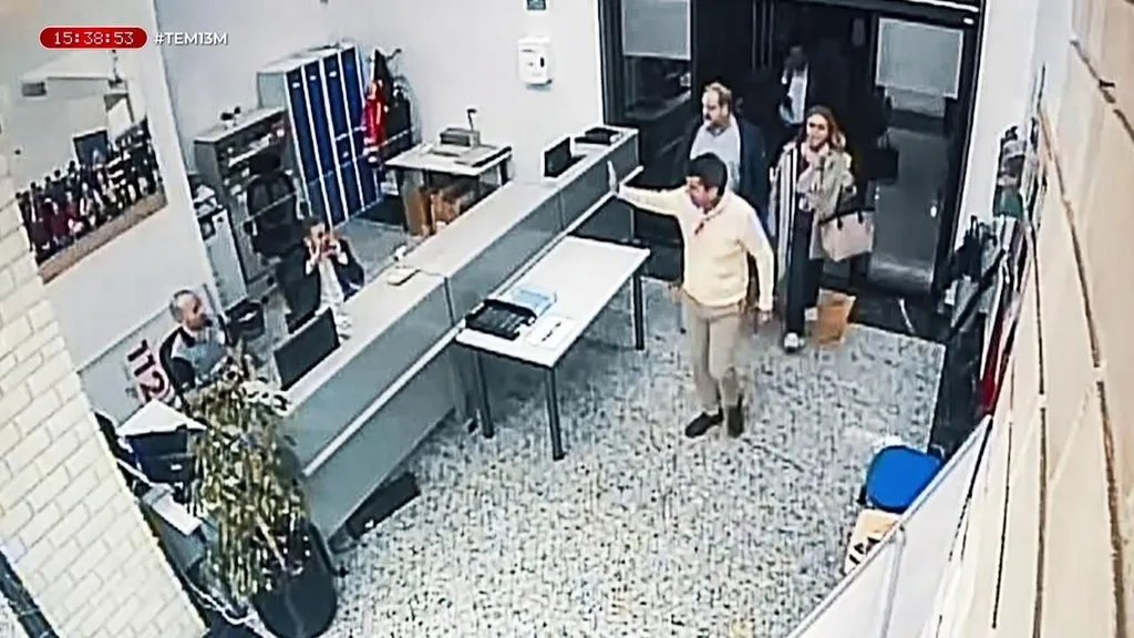 Recordad que incluso si fueran verdad todas las mentiras que escupen día a día, incluido el vídeo fake, están diciendo que la culpa es del Gobierno central porque no pasó por arriba del inútil que ellos mismos pusieron. Es surrealista.