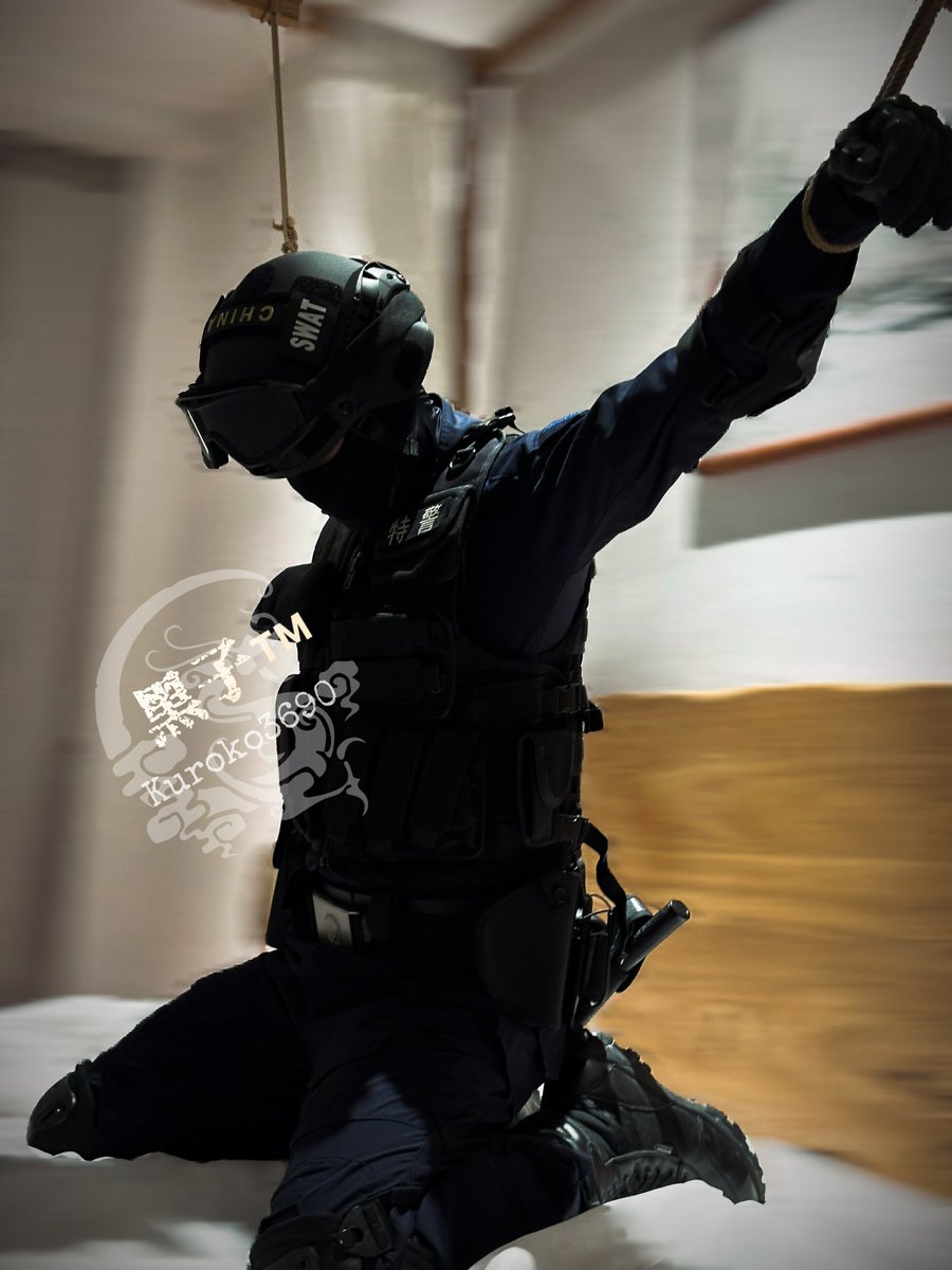 特J 的双手被束缚，无力动弹之时被灌下特制的迷药。看着诱人的猎物被呛醒，开始剧烈挣扎，殊不知，越挣扎，药效越快。
<a href="/jujuwoof/">招柴汪</a>