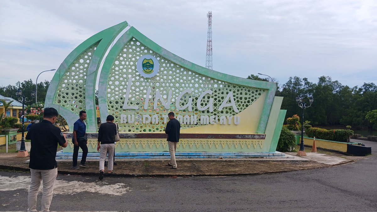 Bobalam13's tweet photo. Beberapa waktu lalu menyambangi Kab Lingga. Ada yang aneh, banyak tanaman hidroponik di pedesaan. Setelah saya ternyata itu program pemerintah.
Lah kenapa harus hidroponik, kebun masih banyak yang kosong, tanah disana terbilang cukup subur untuk ditanami. https://t.co/fCvSVoJdIK