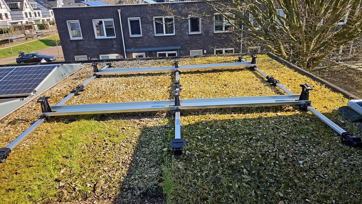 db_delfgauw's tweet photo. Nog even een paar panelen er bij plaatsen https://t.co/PdoFVsENka