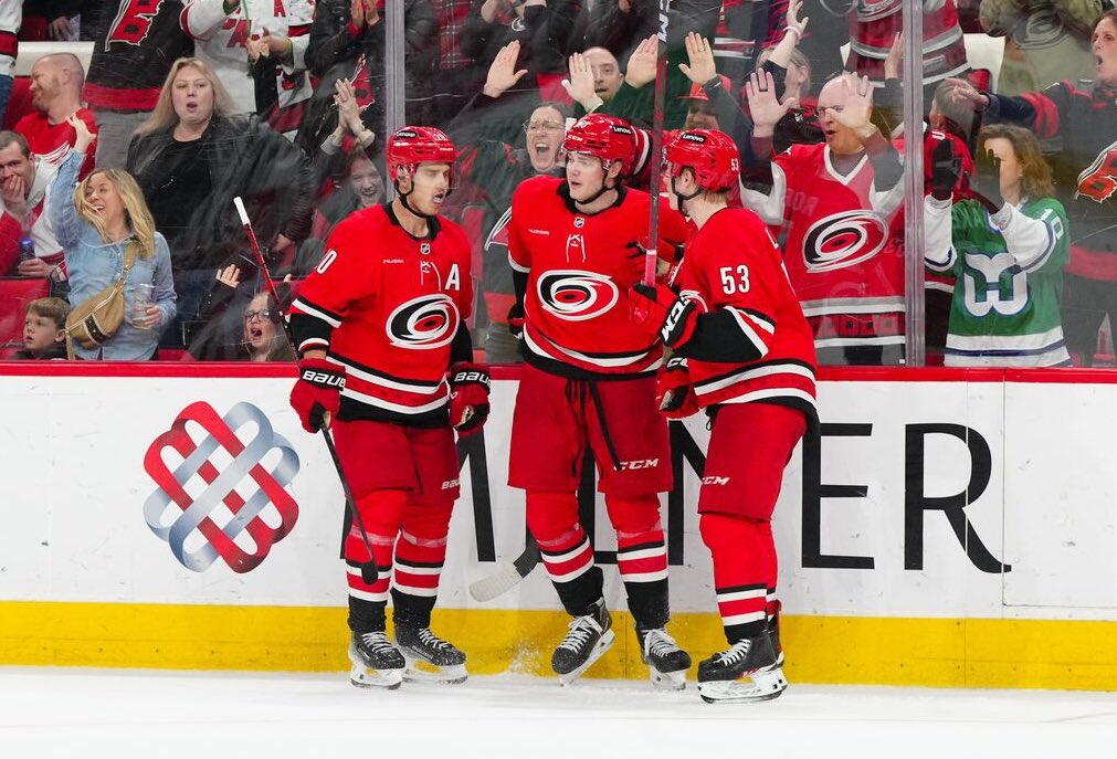 SleeperNHL's tweet photo. The Carolina Hurricanes over their last 6 games:

🔴 6-0-0 record
⚫️ 19 GF (3.17 goals per game)
🔴 9 GA (1.50 goals allowed per game)
⚫️ 2 shorthanded goals
🔴 93.3 PK%
⚫️ .939 SV%

Hottest team in the league 🔥 #RaiseUp 

(@CanesStats) https://t.co/M5eaOUuBIE