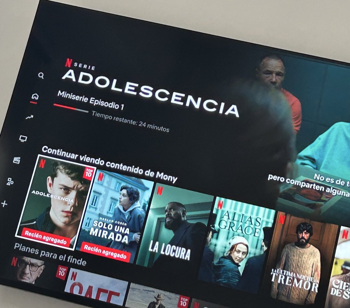 Esta miniserie me dejó sin aliento. De lo mejor que he visto recientemente. El plano secuencia en toda la serie es BRUTAL. 

Imperdible. 

En <a href="/NetflixLAT/">Netflix Latinoamérica</a>