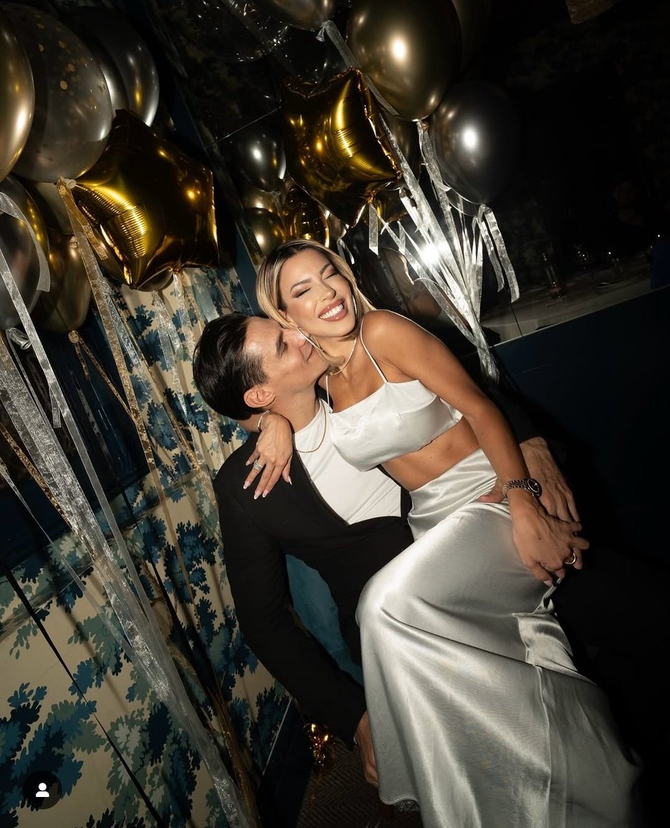 MissSimo12's tweet photo. Un compleanno indimenticabile trascorso con le persone che ami di più 💖🎊🎂🥳

                   ✨️ Felicidades Oriana ✨️

#HBDAYORIANA
#orianamarzoli 
#marzolez https://t.co/OveCKh7FZ7