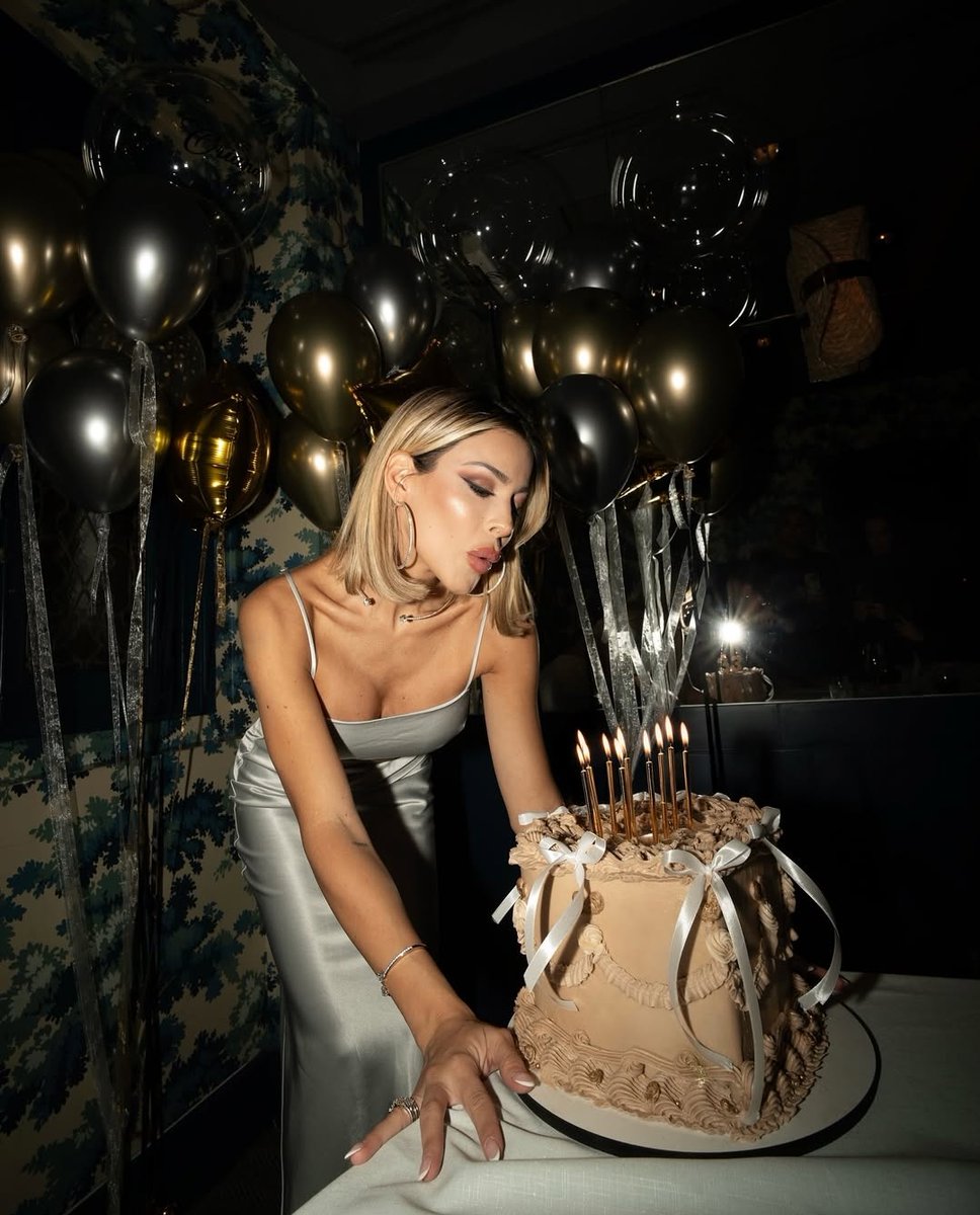 MissSimo12's tweet photo. Un compleanno indimenticabile trascorso con le persone che ami di più 💖🎊🎂🥳

                   ✨️ Felicidades Oriana ✨️

#HBDAYORIANA
#orianamarzoli 
#marzolez https://t.co/OveCKh7FZ7