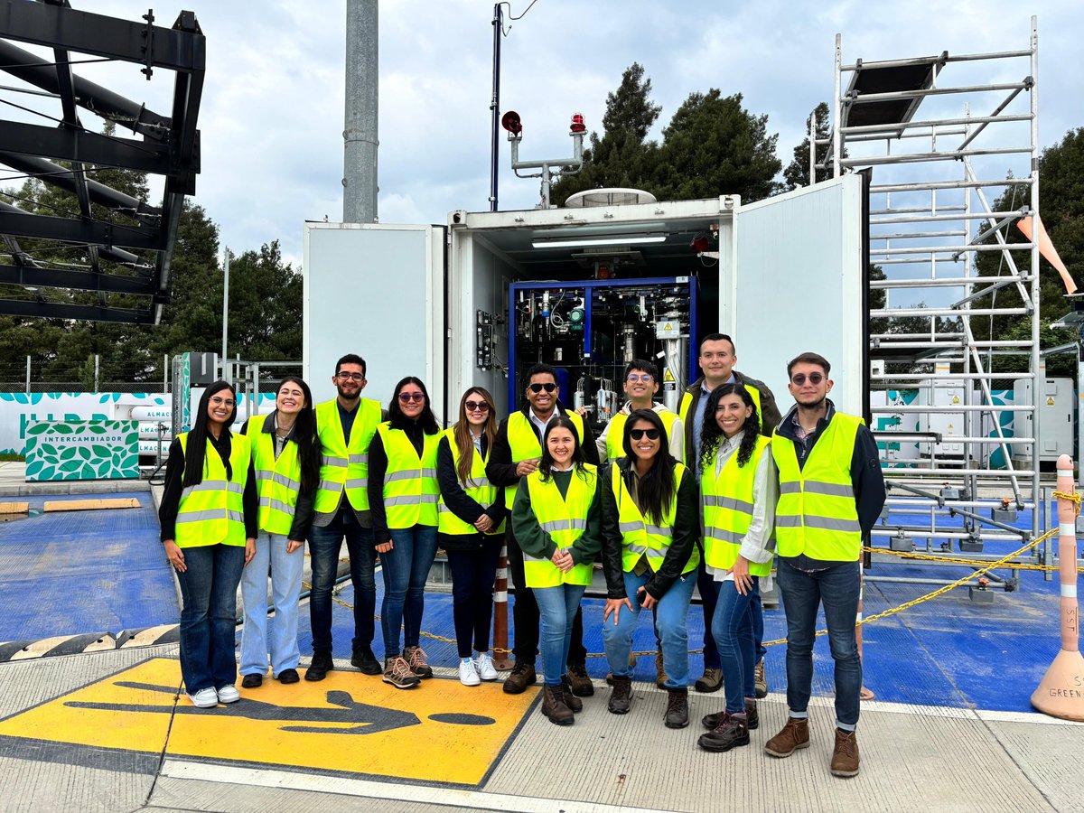 MinEnergiaCo's tweet photo. El equipo de Hidrógeno de nuestro @MinEnergiaCo visitó las instalaciones de @greenmoviltrans, en donde se está llevando a cabo el proyecto del primer bus de hidrógeno del país. 

Durante la visita, los representantes del Ministerio pudieron conocer de cerca el proceso de producción, almacenamiento y dispensado de hidrógeno, un componente clave para la transición energética en Colombia. Además, detallaron las capacidades tecnológicas implementadas para garantizar la eficiencia y seguridad en cada etapa del ciclo del hidrógeno, desde su obtención hasta su uso en los vehículos.

Este proyecto no solo representa un avance en la movilidad sostenible, sino también un paso importante en la reducción de emisiones contaminantes y en el impulso a la innovación en la industria del transporte.