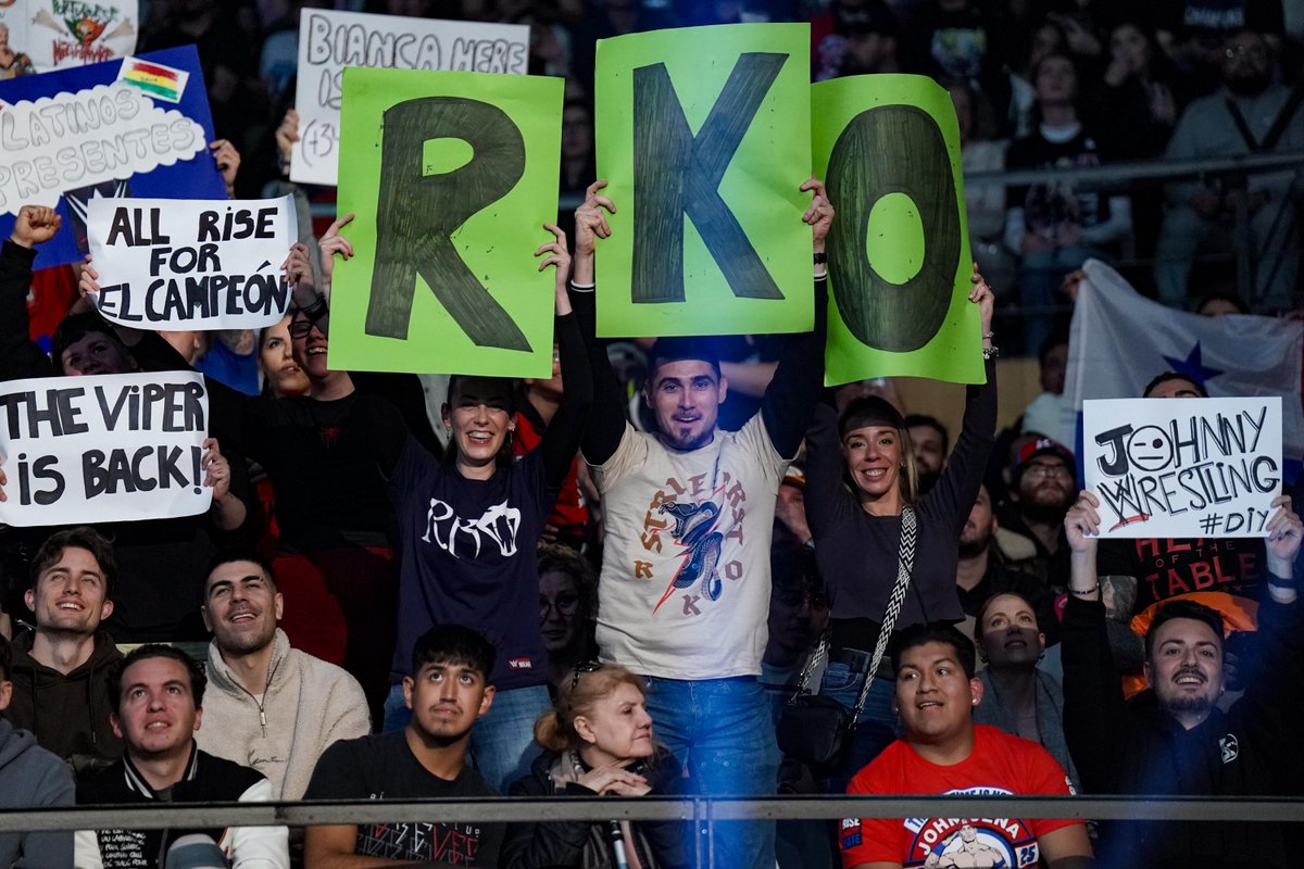 WWE's tweet photo. Barcelona, Spain brought the signs to #SmackDown! 👏 👏 👏 

Bologna, Italy! Let's see what ya got next week 👀

🎟️ https://t.co/zfV5lMDqZz https://t.co/u7WxSIE2eT