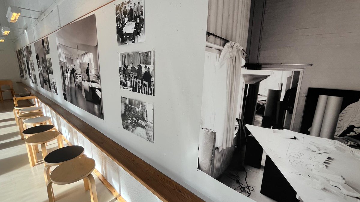 Po stopách finského velikána architektury a urbanismu Alvara Aalta (1898-1976) a jeho druhé ženy Elissy právě v zahradním městě Munkkiniemi v Helsinkách ve <a href="/finland/">finland</a> kráčí kolegyně <a href="/rambouskovam/">Michaela Rambousková</a> (📷).  Klid, prostor, tvary a čas.
<a href="/JanLefner/">Jan Lefner</a> <a href="/kdebolo_tambolo/">tina</a>