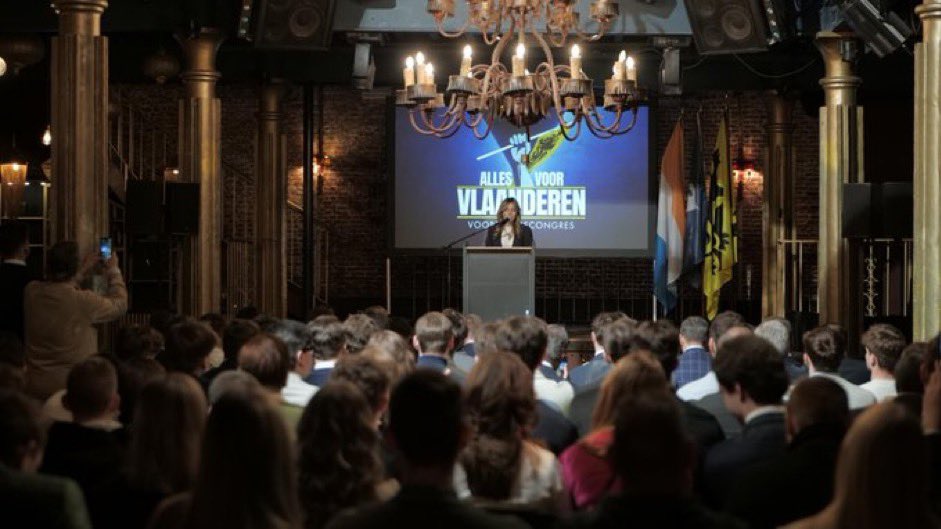 FDW_VB's tweet photo. Fier op onze jonge generatie… Vandaag geeft @Filip_Bru de fakkel als @vbjongeren voorzitter door aan @ClaesenMercina. 38 jaar nadat ik als jongeren-voorzitter #VBJ met als slogan ‘Plaats voor de Jeugd’ oprichtte, heeft #VBJ niks aan slagkracht ingeboet! Succes Mercina… https://t.co/6HQZraIBc3