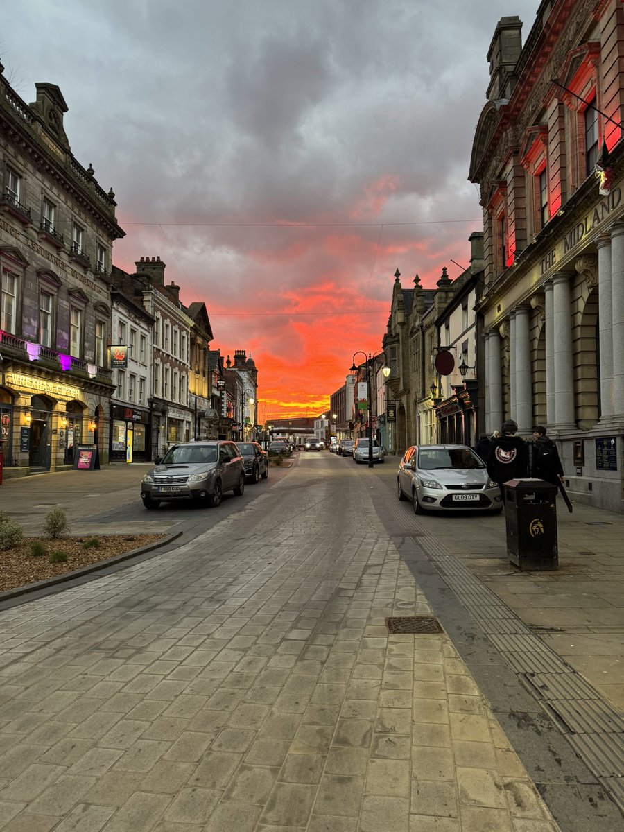 Lynds4012's tweet photo. The High Street looking pretty Friday evening #wrexham https://t.co/jEWfydvwPI