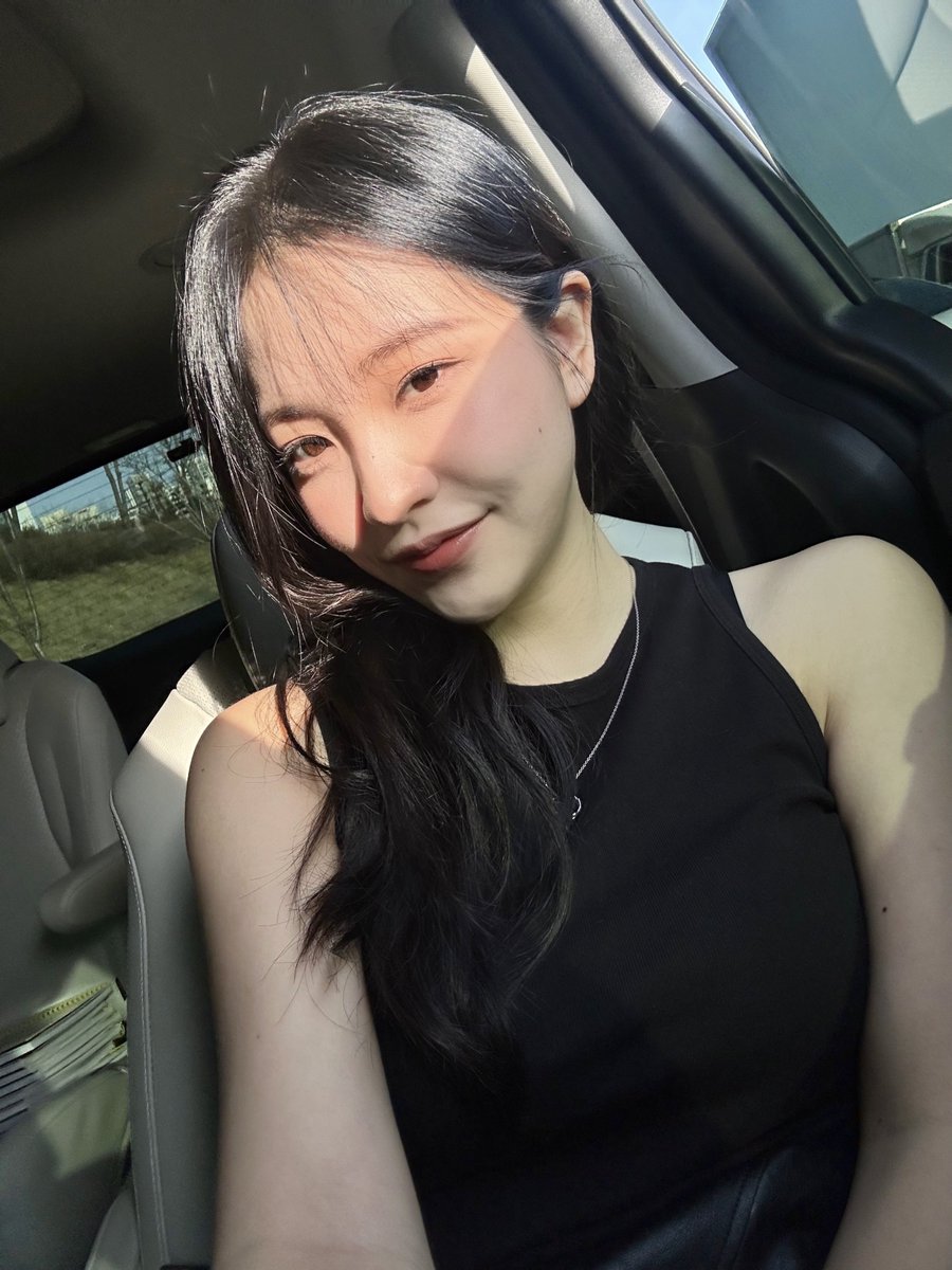 adoreyerm's tweet photo. YERI 🫧

“i cut my bangs a little today hehe, since it’s early morning, i’m sending several pictures! 🌸”

PRETTYYYY #YERI #예리 https://t.co/wfQiKuOo3w