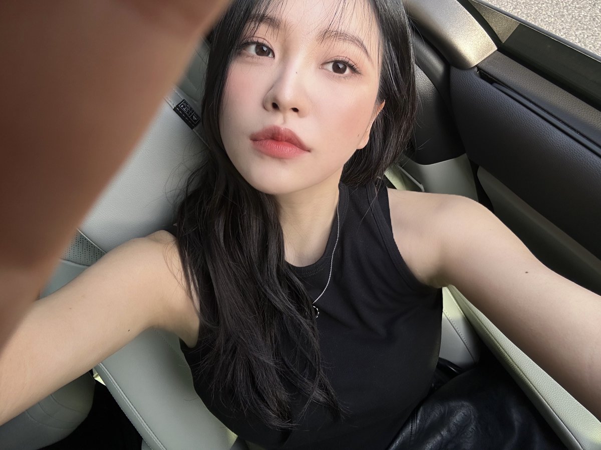 adoreyerm's tweet photo. YERI 🫧

“i cut my bangs a little today hehe, since it’s early morning, i’m sending several pictures! 🌸”

PRETTYYYY #YERI #예리 https://t.co/wfQiKuOo3w