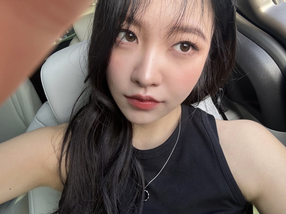 adoreyerm's tweet photo. YERI 🫧

“i cut my bangs a little today hehe, since it’s early morning, i’m sending several pictures! 🌸”

PRETTYYYY #YERI #예리 https://t.co/wfQiKuOo3w