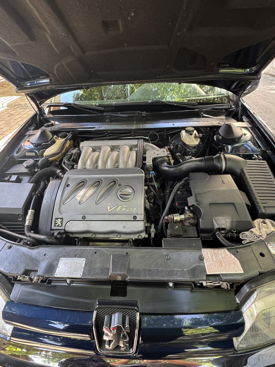Salí a hacer las compras y me crucé con Rodolfo y estuve una hora charlando, que tipazo dueño de un Peugeot 605 V6 manual del 99 con 190.000 km (olor a nuevo todavía) que fue de presidencia del la Nación. 
Inmaculado estoy enamorado que autazos  eran los Peugeot.