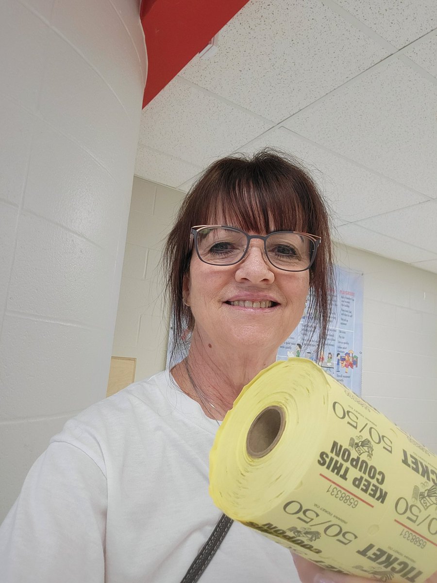 bblumer_KME's tweet photo. Selling Split the Pot tickets at the KME Extravaganza. Join us for games, food and prizes, and test your luck! @KMEKnights  @Kings_Schools https://t.co/an1aRsvtcN