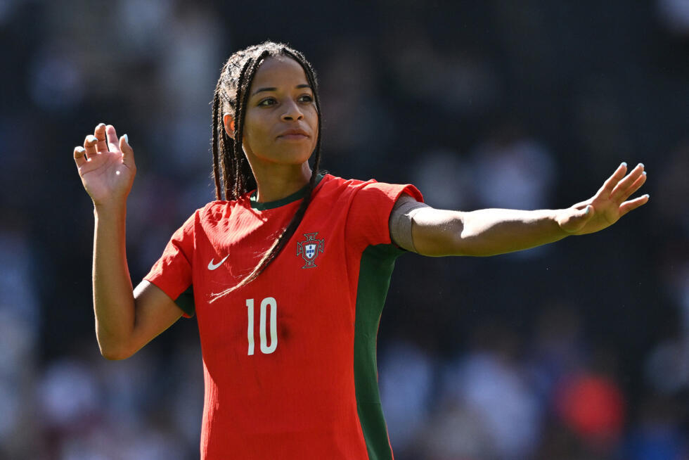 CabineSport's tweet photo. Jéssica Silva: "Depois dum lance no treino, onde levei uma ‘senhora bolada’, perdi a visão do lado direito. Fui ao hospital, passei por um oftalmologista e depois por um especialista de retina, que confirmou uma hemorragia no olho. A retina está afetada, mas, felizmente, não descolou. Isso é um bom sinal, mas ainda há risco de descolar, por isso vou ter que ser acompanhada regularmente. A recuperação pode demorar, porque, no fundo, a retina está como se tivesse uma nódoa negra."

"Por agora tenho que parar por tempo indeterminado. Isso deixa-me triste, feliz estava eu, mas faz parte. Ossos do ofício, só acontece a quem dá o corpo ao manifesto. O mais importante agora é recuperar a visão. Neste momento, ainda não consigo ver do lado direito e, sem um tempo exato para isso melhorar, também não sei quando poderei voltar a jogar. Já estou a tomar medicação para ajudar na recuperação, mas, até lá, é esperar e acompanhar a evolução."