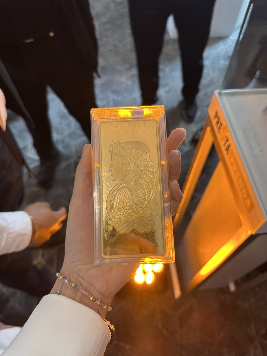 tododecripto's tweet photo. ¿Que prefieres?

❤️ 1 $BTC
🔁 1 lingote de oro https://t.co/8p96jO2mcV