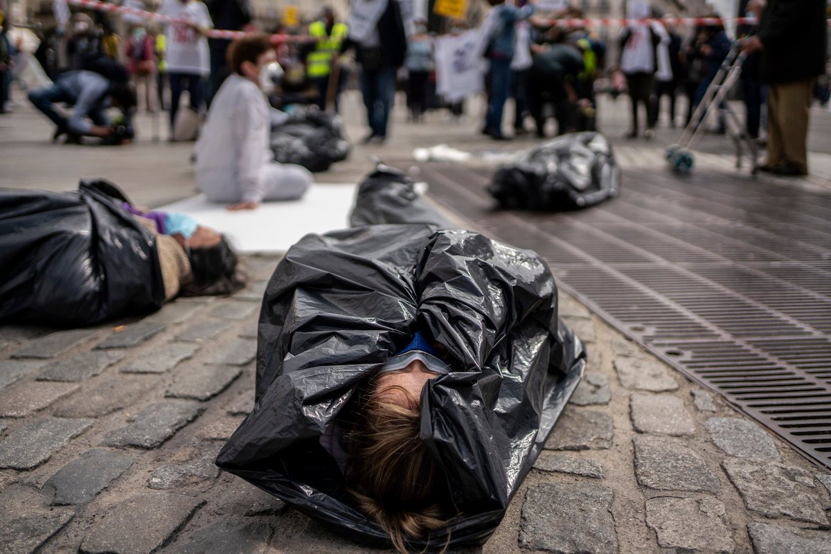 Acción de denuncia en la Puerta del Sol, Madrid, por la muerte de personas mayores en residencias durante la primera ola de Covid-19. 
La acción fue organizada por Marea Residencias.
24/04/2021