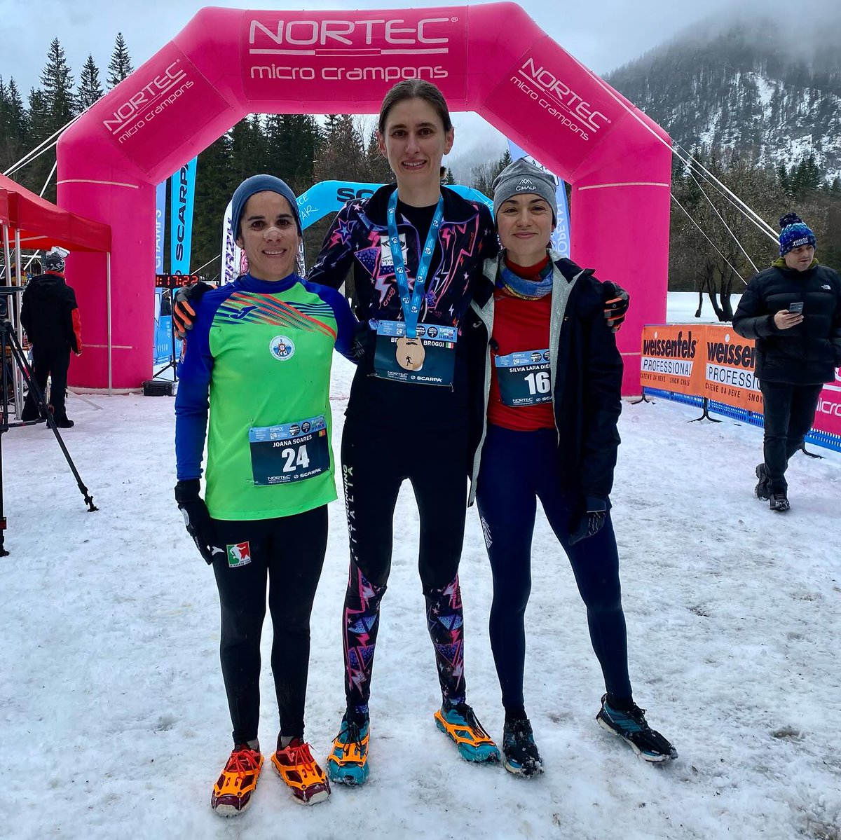 #Snowrunning → Podio en el Campeonato de Europa de SkySnow!!! 💥 💥 Silvia Lara y Álvaro Osanz medalla de bronce en el Europeo 👏👏 👏

3⃣ Silvia Lara
3⃣ Álvaro Osanz
4⃣ Cèlia Balcells
8⃣ Roger Comellas
2⃣8⃣ Diego Díaz

<a href="/COE_es/">Comité Olímpico Español</a> <a href="/deportegob/">CSD</a> <a href="/depespana/">ADESP - Asociación del Deporte Español</a>
#campeonatoEUROPA #SkySnow