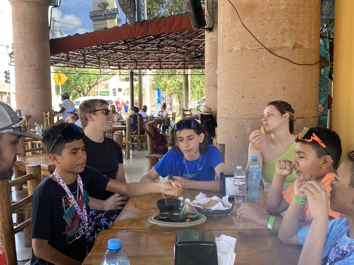 BrandonAust1n's tweet photo. With the fam in Cozumel https://t.co/9gDxgPtNjH