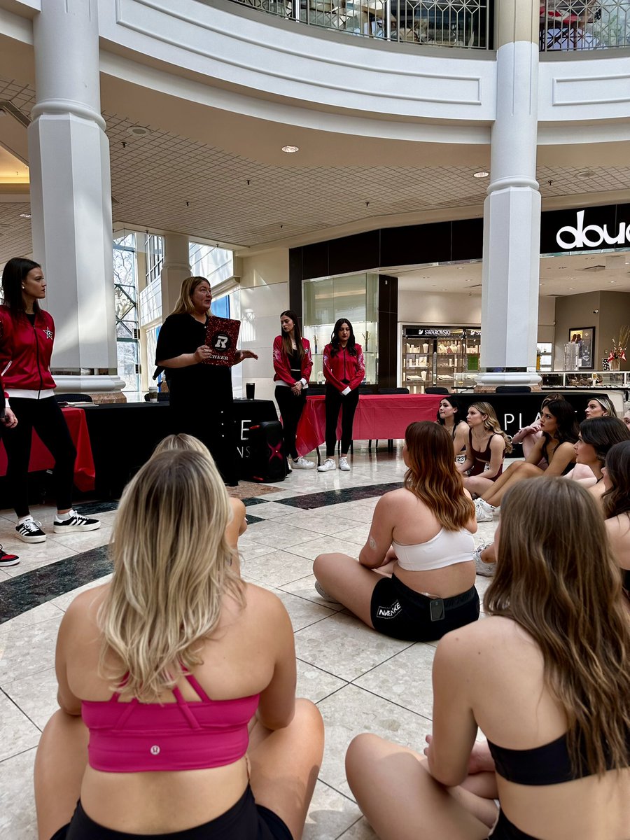 REDBLACKSCheer's tweet photo. Director Lisa giving our girls a pep talk before mock auditions! ❤️🖤 what do you think is the most important audition tip? #redblackscheer https://t.co/mk9bJaKmsr