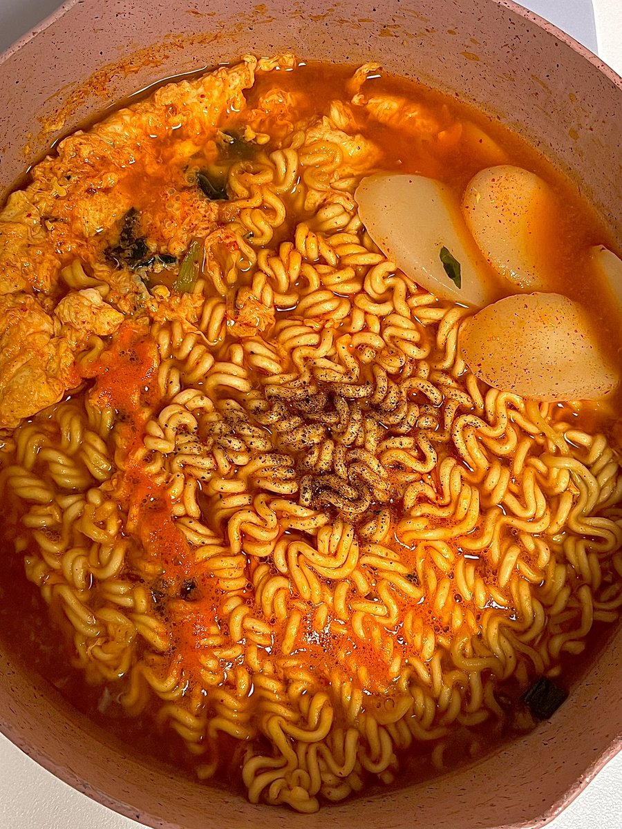 계란구름 열라면에 떡추가😁
ㅈㄴ 맛있네.......