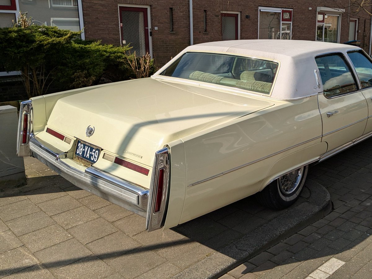 Marko_met_een_K's tweet photo. In het wild gespot, Cadillac Fleetwood Brougham uit 1976. Bijna 6 meter lang, 2400kg, V8 met ca 8 liter. #lomp 😎 https://t.co/dLlhYuBYcA