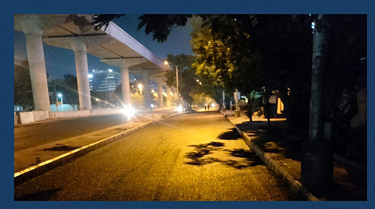 BCCCofficial's tweet photo. Works on the ORR service road from Devarabeesanahalli to Kadubeesanahalli are advancing with coordinated efforts  from #BMRCL, #BWSSB, #ORRCA and #BTP with #BBMP. In the last week, 1.4 km has been covered, with the DBM layer now complete, paving the way for a zero-pothole road and improved commuter experience.

The #BBMP team continues to work round the clock, and for the 1.4 km stretch, following are the works ahead.

1. Footpath construction
2. Installation of railings
3. Kerb shoulder drain
4. Vertical grating
5. Bituminous Concrete (BC) layer
6. Kerb painting
7. Road markings
8. Cat eye reflectors for night visibility

#BBMP #BBMPCares #DKShivakumar #bbmpchiefcommissioner