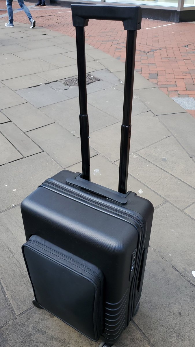My trusty pullalong died, wheel shattered, forcing me to carry it instead, not fun - #BackStory. Credit to the nice people in <a href="/marksandspencer/">M&S</a> #Reading who sold me a smart upgrade, waited while I transferred my stuff, took old bag off me,  preset new one's combination to #007 !