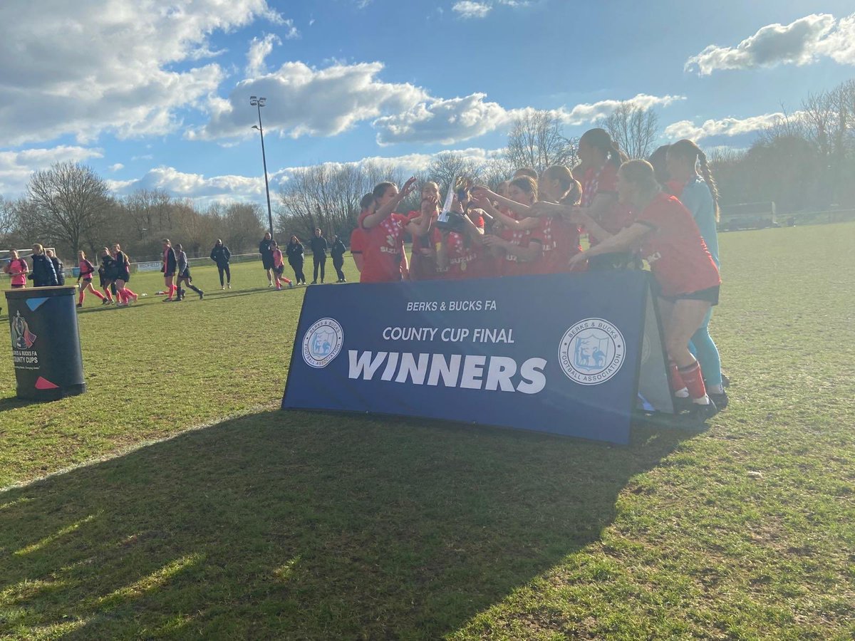 Congratulations to @MKDonsSET on winning the U16 Girls Cup. Well played <a href="/HenleyLionsFC/">Henley Lions FC</a> on a great final 🏆 ⚽️
