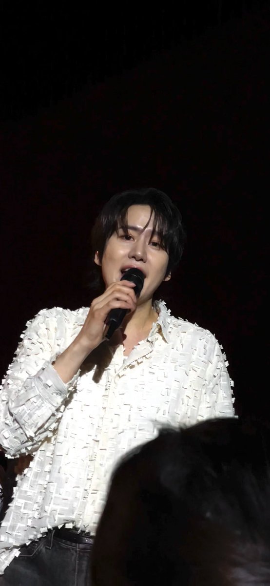 hsyukkk's tweet photo. ที่คยูบอกได้สบตาทุกคนคือจริง ดูในคลิปละแบบ 🥹💖 #KyuhyunColorsinBangkok https://t.co/I6ZokXvRWP
