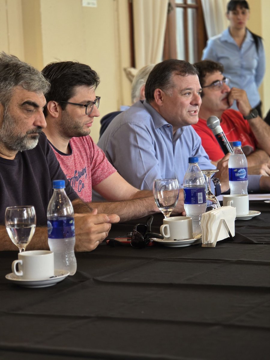 Construir con fuerza villamariense 💪

👥 Hoy nos reunimos con quienes comparten el compromiso de hacer crecer Villa María. Este encuentro nos permitió intercambiar ideas y seguir trazando un camino con más desarrollo y crecimiento para todos. 🗣️ Sigamos sumando voces, propuestas