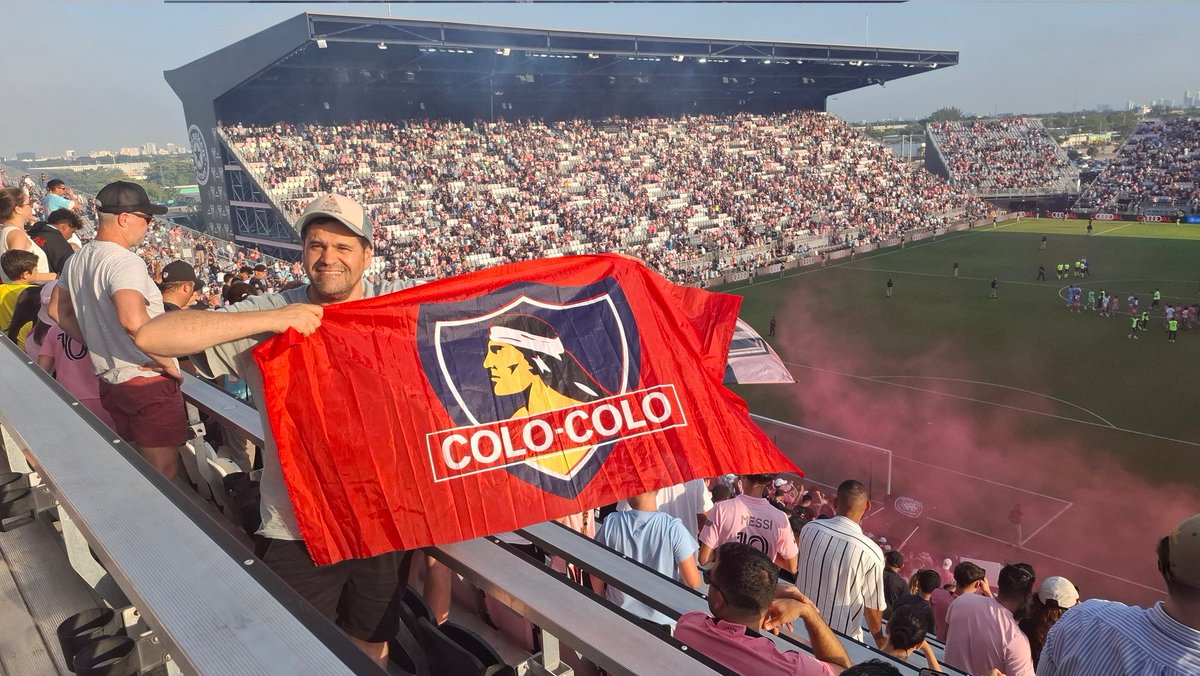 crubioz's tweet photo. @ELPopular_34 Estoy de vacaciones en miami, el sábado fui al estadio y apenas saque esta bandera, un gringo me.dice ohhh Colo Colo, Chi chi chi le le le... es increíble lo grande que es Colo-Colo. https://t.co/Sy1wetikmp