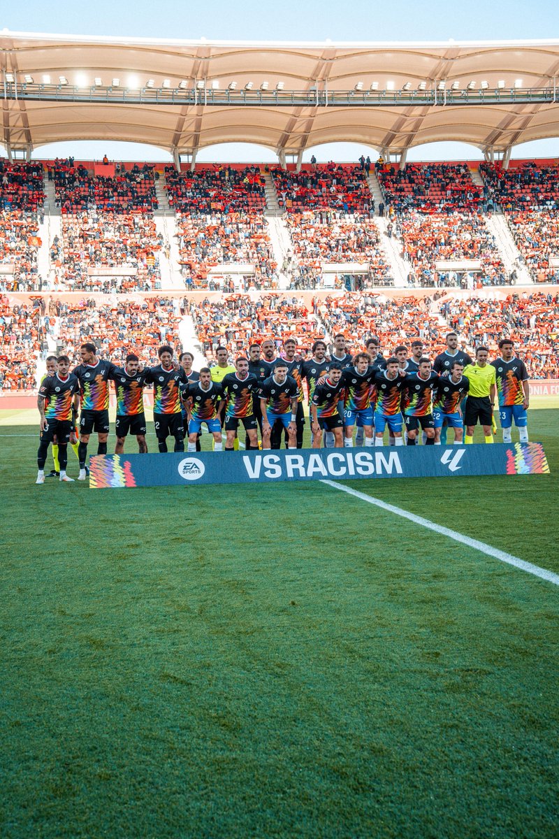 En un mundo donde las identidades evolucionan a través del encuentro y el intercambio, el fútbol y el arte comparten un mismo lenguaje: no entienden de fronteras, sino de creatividad, talento y pasión'.  

#ARTEHUMANOVSRACISMO