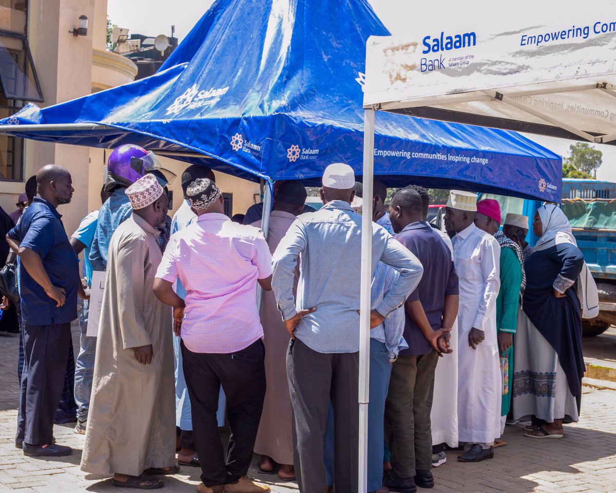 salaambank_ug's tweet photo. Our team engaging with the community at Uganda National Mosque, Old Kampala where we attended Juma on Friday 14th, to bring our services closer to the people.
#SalamBank
#IslamicBanking
#EmpoweringCommunitiesInspiringChange https://t.co/u0Q3nfcoPm