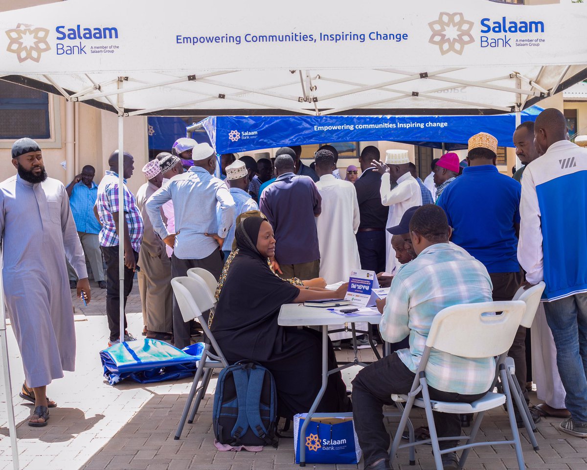 salaambank_ug's tweet photo. Our team engaging with the community at Uganda National Mosque, Old Kampala where we attended Juma on Friday 14th, to bring our services closer to the people.
#SalamBank
#IslamicBanking
#EmpoweringCommunitiesInspiringChange https://t.co/u0Q3nfcoPm