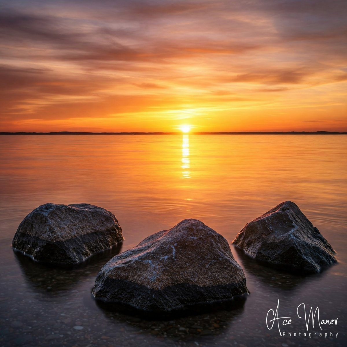 amanev's tweet photo. Sunset at Second Valley, South Australia. Captured as the sun dipped below the horizon over calm waters. Image cropped and adjustments applied to enhance the warm hues.
#SouthAustralia #SecondValley #FleurieuPeninsula #Sunset #Landscape #Rocks #Water https://t.co/tjSvGoUhbq