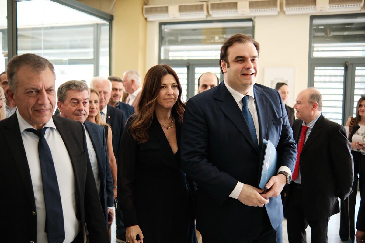 Υποδέχτηκα με συγκίνηση τη <a href="/sofiazacharaki/">sofia zacharaki</a> στο <a href="/MinEduGR/">Υπουργείο Παιδείας, Θρησκευμάτων και Αθλητισμού</a> και της εύχομαι καλή επιτυχία! Με την νέα Υπουργό μοιραζόμαστε την ίδια φιλοσοφία για τη σημασία της Παιδείας για το μέλλον και την ανάγκη για διαρκή μεταρρύθμιση και εξέλιξη.