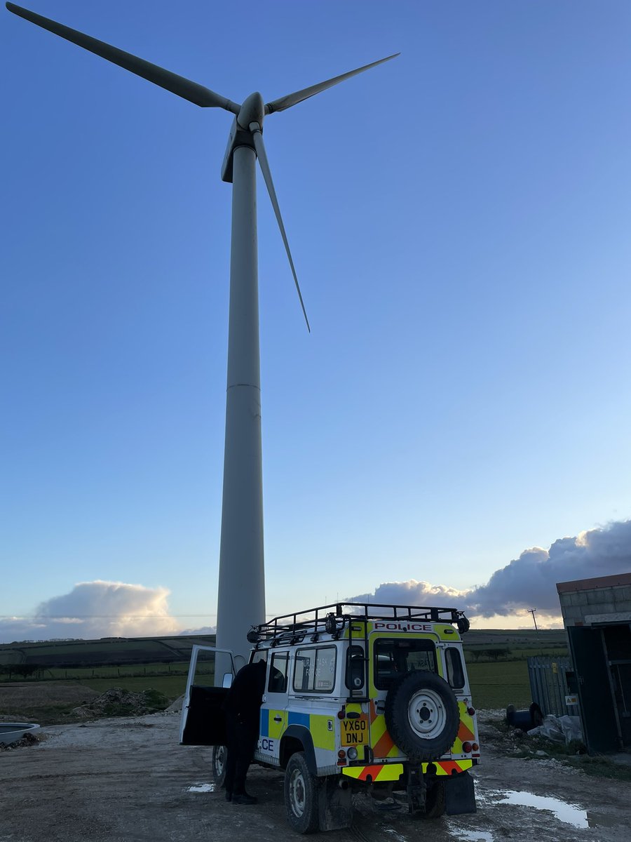 Humberbeat_RTF's tweet photo. This week officers from the #RuralTaskForce have carried out target hardening across rural renewable energy sites within @Humberbeat. Please report suspicious activity in and around #windfarms #solarfarms to the police. #RuralCrime #OpShield @HumbersidePCC https://t.co/LCN6A0pWGD