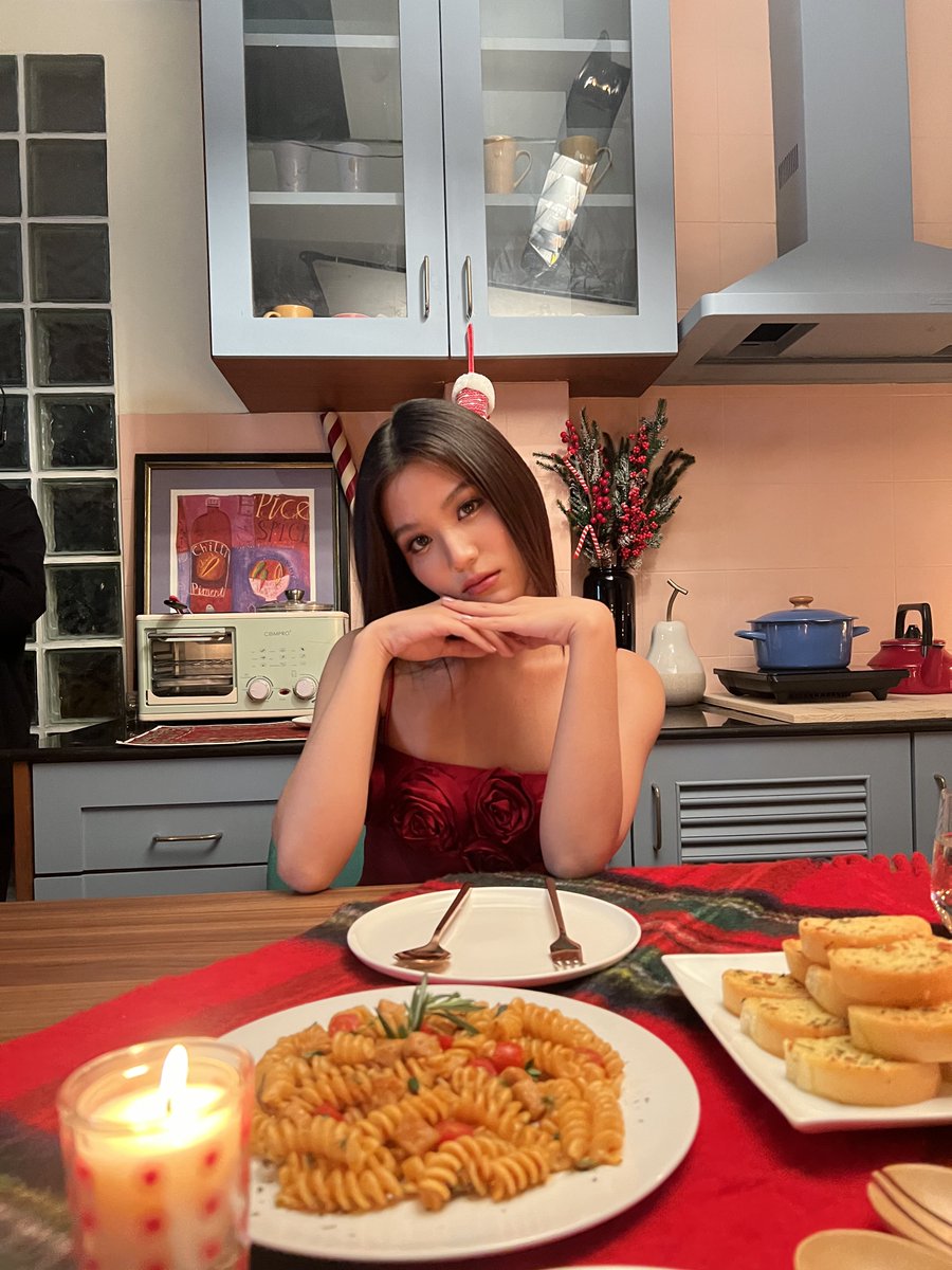 emiamily's tweet photo. Kissing out of dream MV OUT NOW!♥️🖤 https://t.co/n7l3eQHxJb