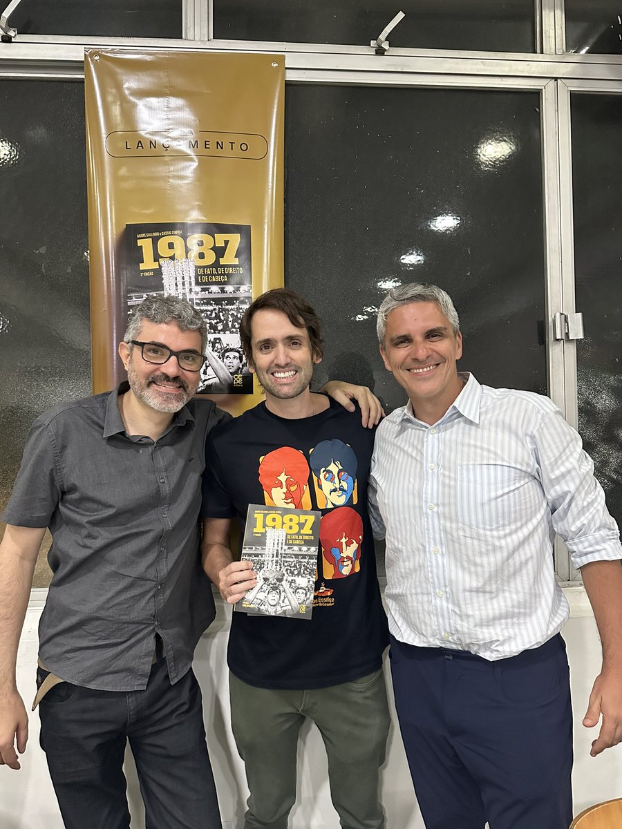 Parabéns meus amigos <a href="/Cassito_Z/">Cassio Zirpoli</a> e <a href="/andregallindo/">André Gallindo 🎙️</a> por essa obra prima, livro de estande na minha cabeceira de casa e do trabalho! 87 é nosso e para sempre será. Obrigado pelos serviços prestados nesse livro a todo torcedor do Sport, pernambucano e brasileiro.