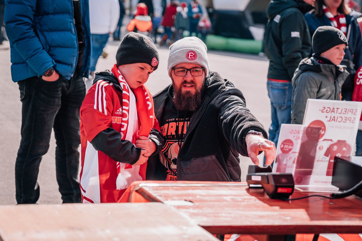 f95's tweet photo. Schaut gerne bei unserem XXL Familientag vorbei 🤗
📍 Auf der K-Tasche hinter der Nordtribüne 🤩
#f95 | 🔴⚪️ | #F95SSV https://t.co/K5el0xqvgC