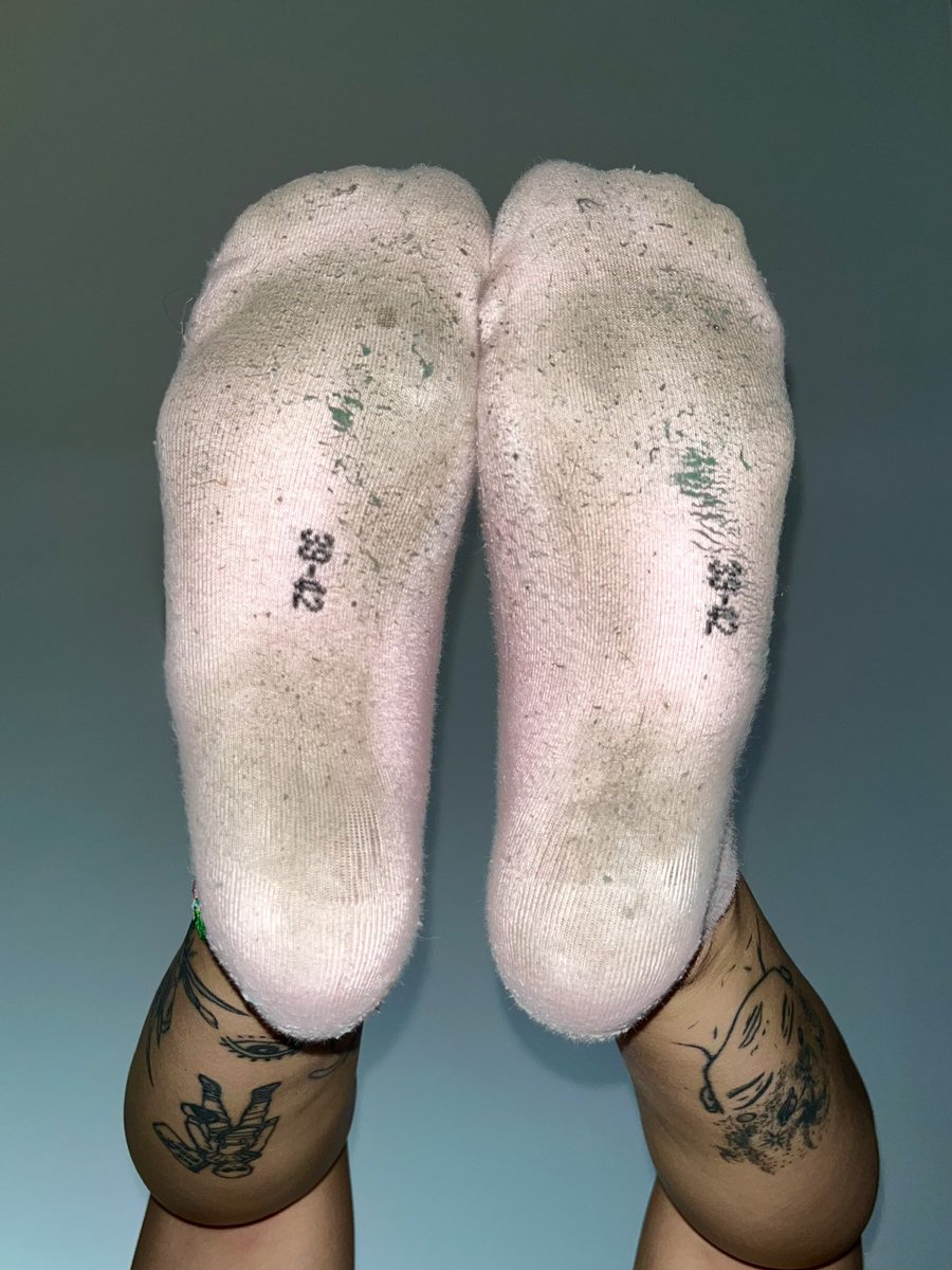 🚨PINK worn socks available 🚨
Dirty 9/10
Smell 9/10
Smells like vinegar and cheese 🧀 
If you are interested DM me 📩🩷