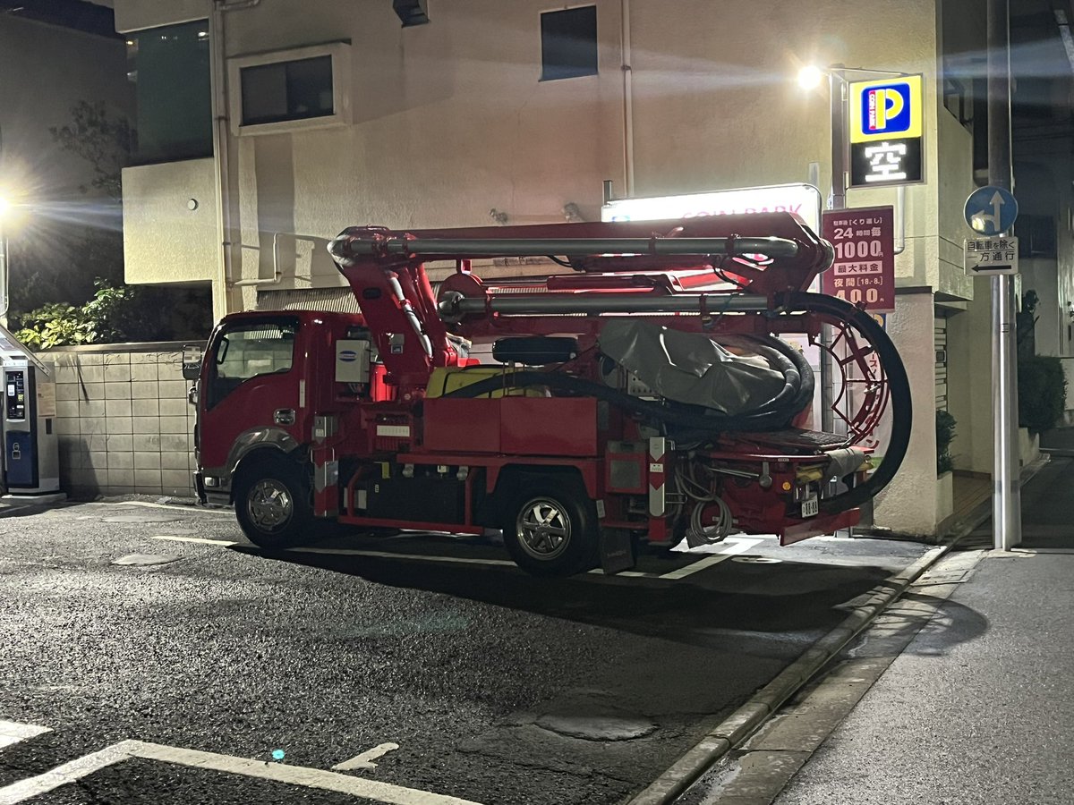 appleillustrate's tweet photo. 駐車場に停まってる車両としてなかなか珍しいな光景だこれ https://t.co/4nFiAPKfeT