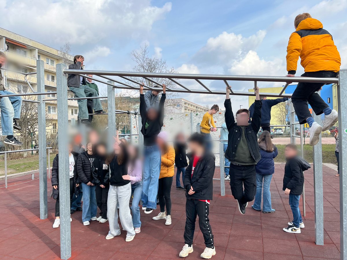 MathsCeline's tweet photo. Mobilité ERASMUS 🇪🇺réussie entre les élèves du Gymnasium Carl Ermann de Schönebeck 🇩🇪 et le collège Jules Verne de Bourges 🇫🇷. De riches échanges et de beaux moments de partage. @ac_orleanstours @dsden18 @EUErasmusPlus https://t.co/8k1Q4dTy7H